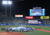 　神宮球場の外野で行われた優勝ビールかけ（撮影・堀内翔）