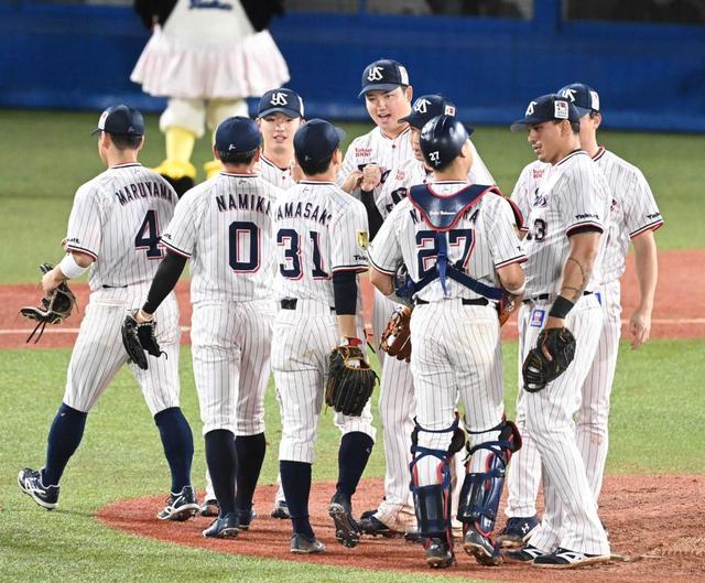 ヤクルト連覇王手　雷雨でセ最長開始９０分遅れも一丸Ｍ２　村上５６号お預けでも８得点