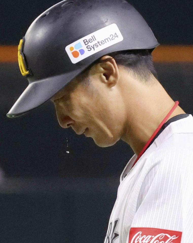 　７回、現役最後の打席で安打を放ち大粒の涙を落とす明石