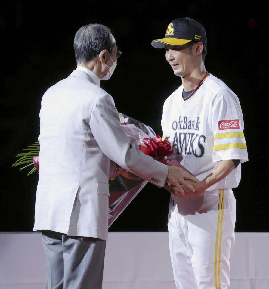 　引退セレモニーで王球団会長（左）から花束を受け取る明石