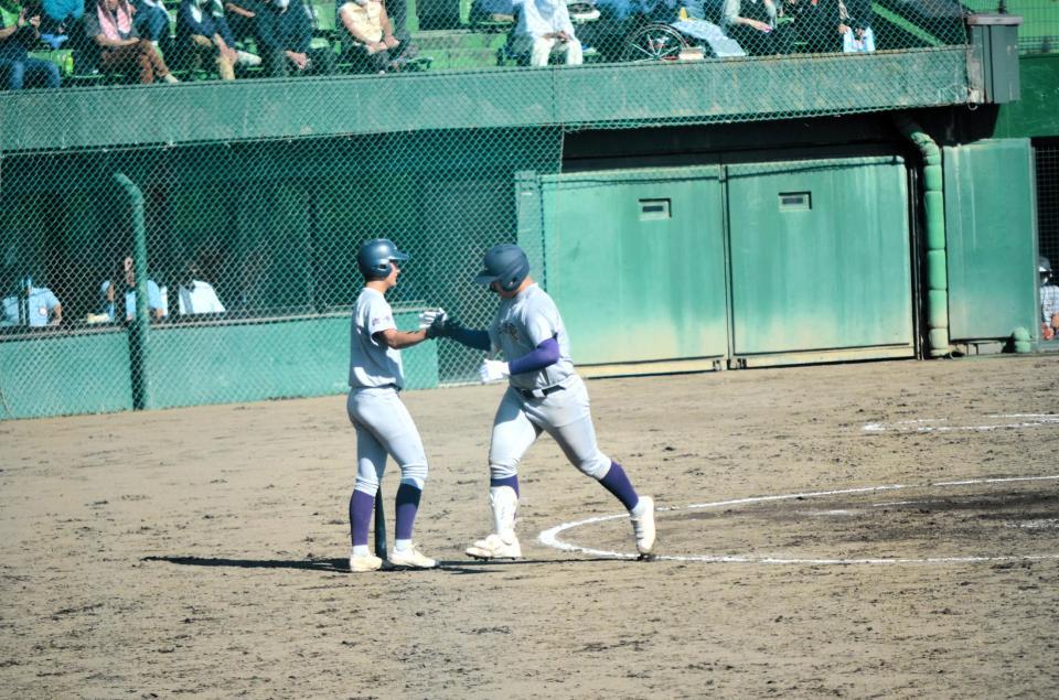 　ダイヤモンドを１周し、仲間とハイタッチをする佐々木麟太郎（右）