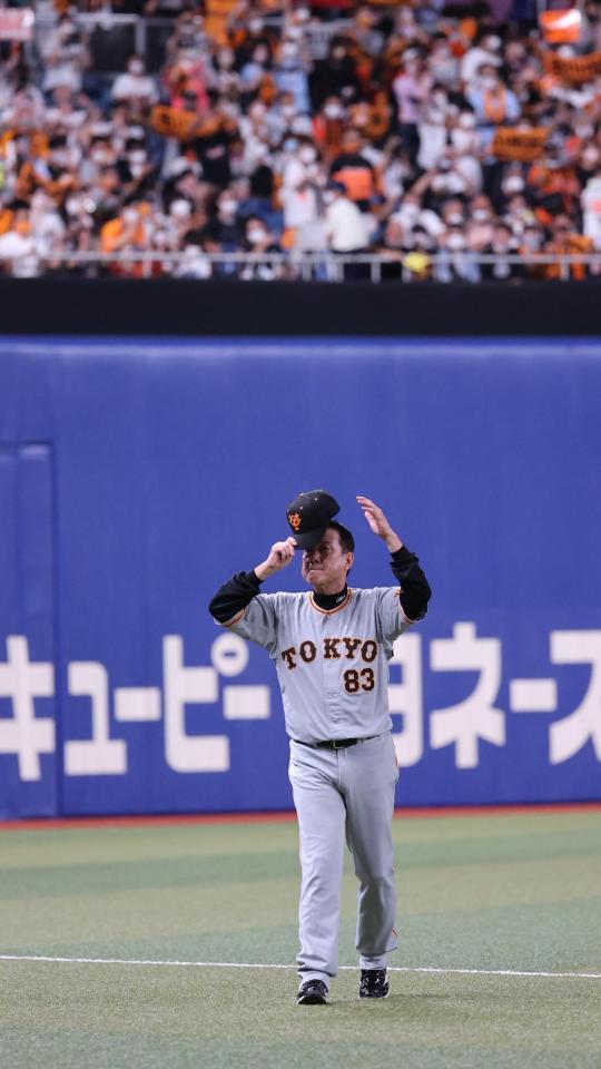 　ファンへのあいさつを終え引き揚げる原監督
