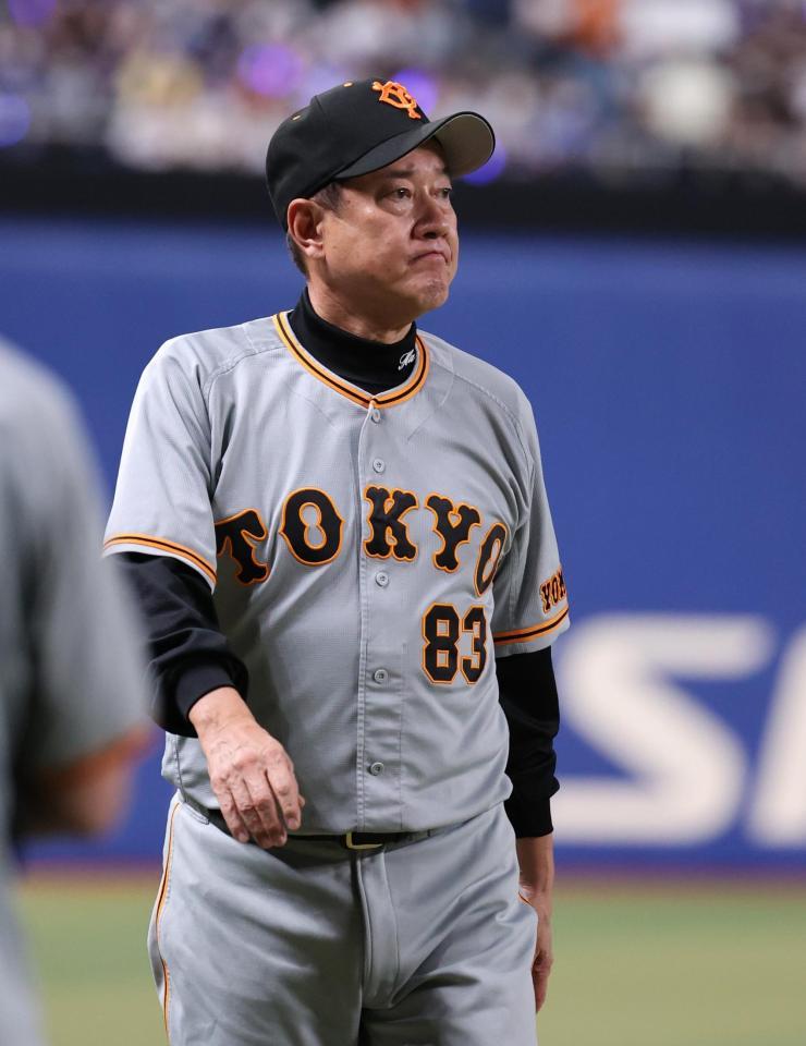 　ファンへのあいさつを終え、引き揚げる原監督