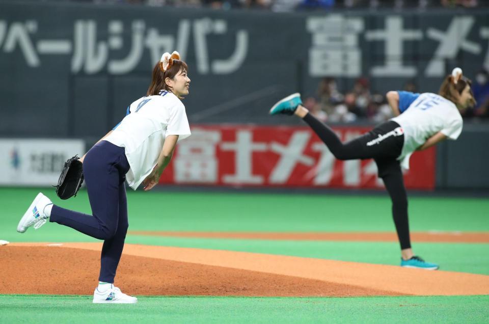 　ファーストピッチセレモニーで投球する潮田玲子氏（左）と狩野舞子氏（撮影・中島達哉）