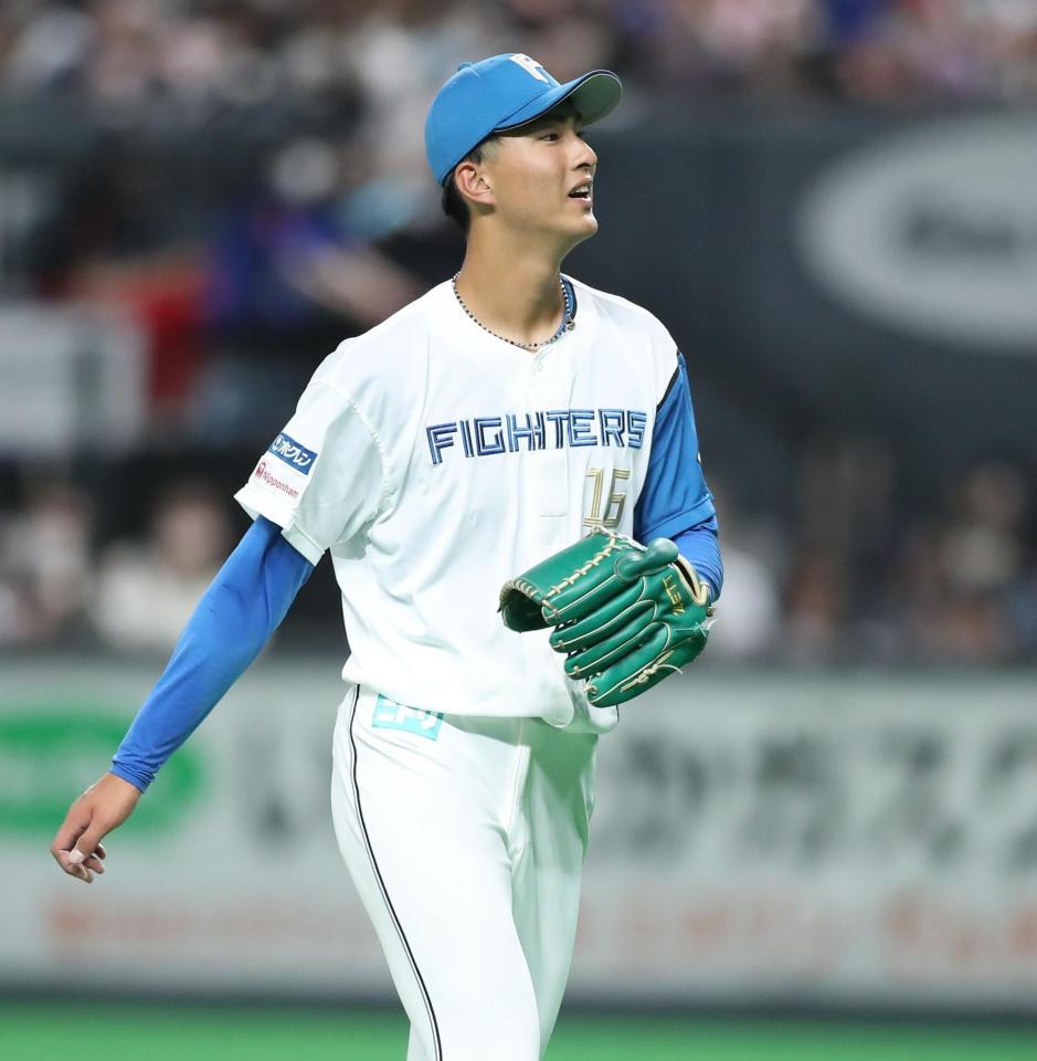 　３回を無失点に抑え、ベンチに戻る達（撮影・中島達哉）