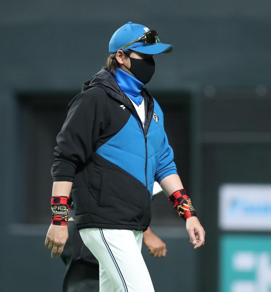 　７回、選手交代を告げる新庄ビッグボス（撮影・中島達哉）