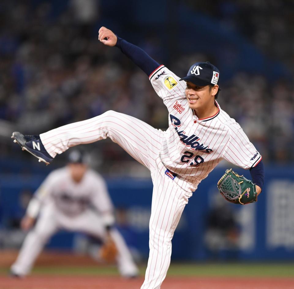 　６回、宮崎を二ゴロに打ち取る小川（撮影・開出牧）