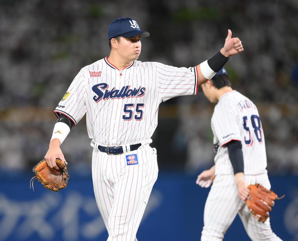 　６回、サムアップポーズをする村上（撮影・堀内翔）