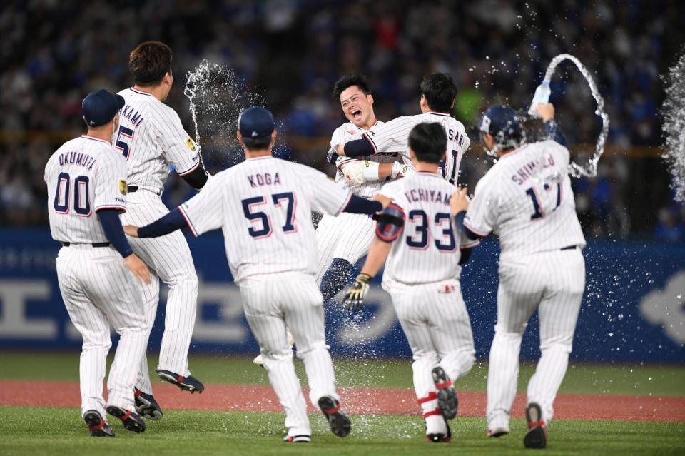 　９回、サヨナラの中越え適時二塁打を放ちナインから手荒い祝福を受ける丸山和（中央）＝撮影・開出牧