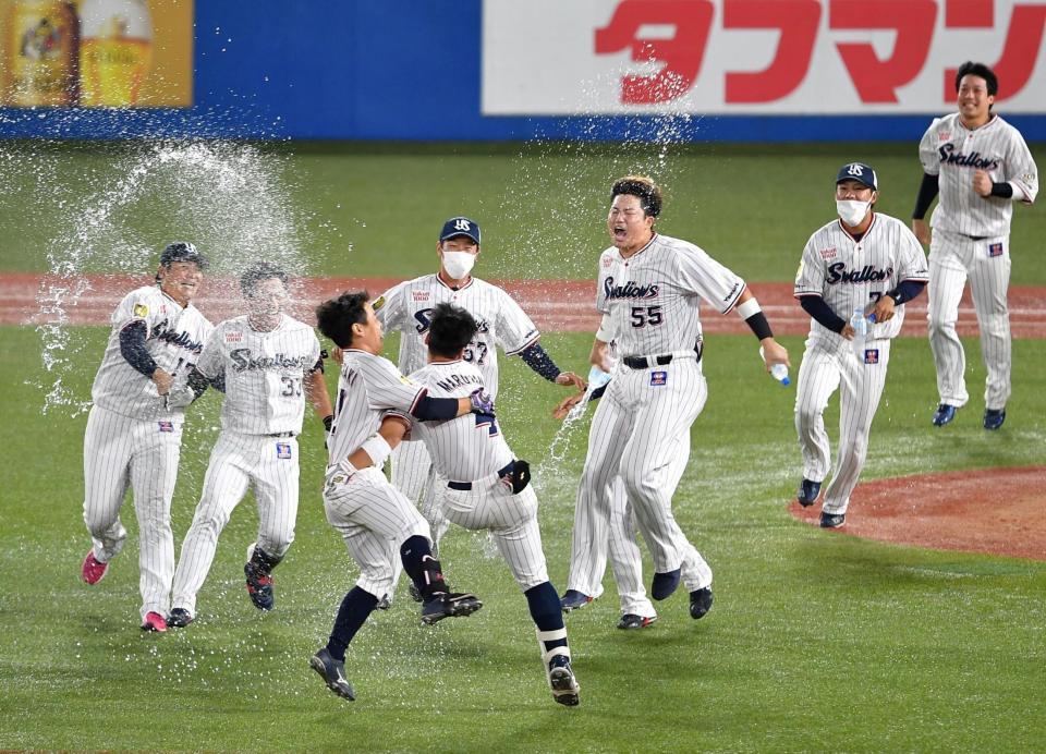 　サヨナラで連覇を決め、歓喜する村上（右から３人目）らヤクルトナイン（撮影・出月俊成）
