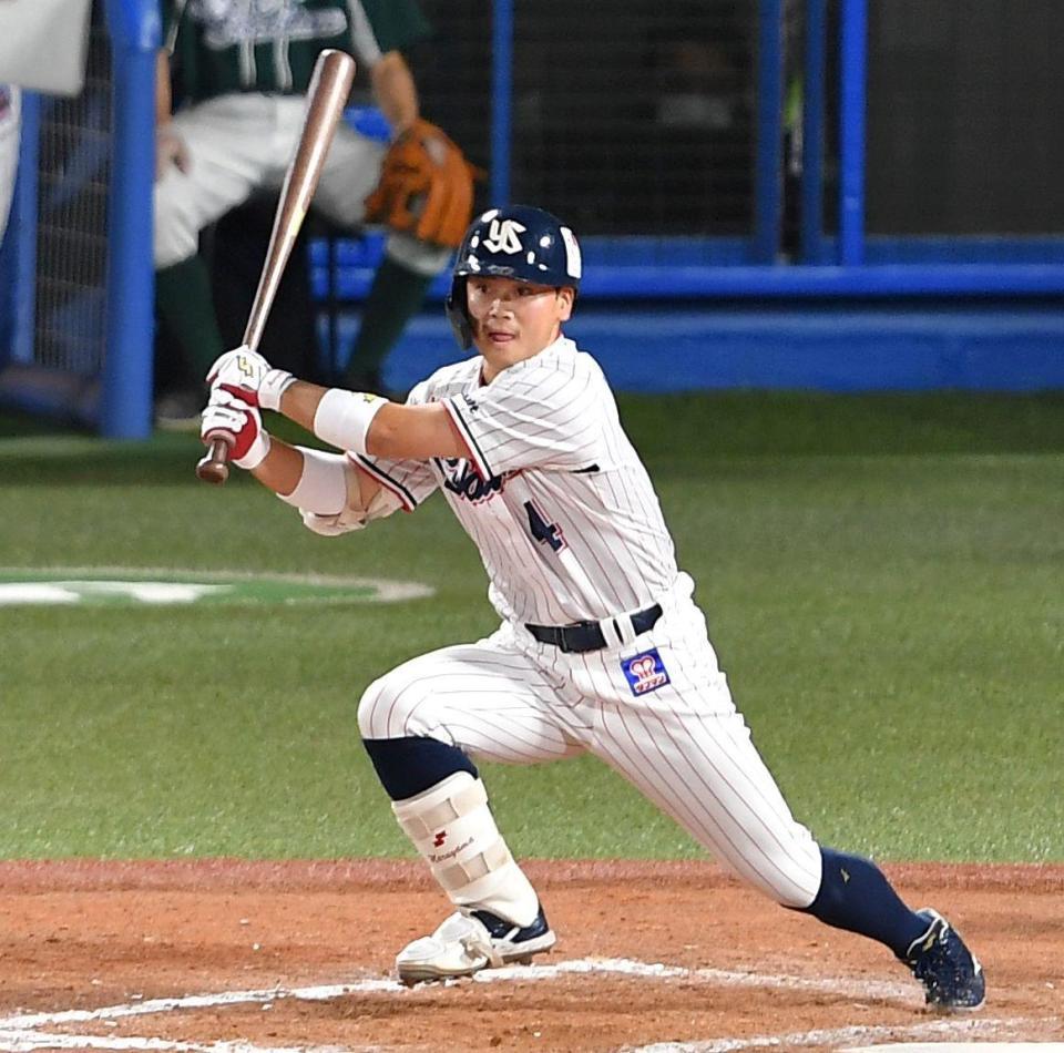 　９回、中前にサヨナラ打を放つ丸山和（撮影・出月俊成）