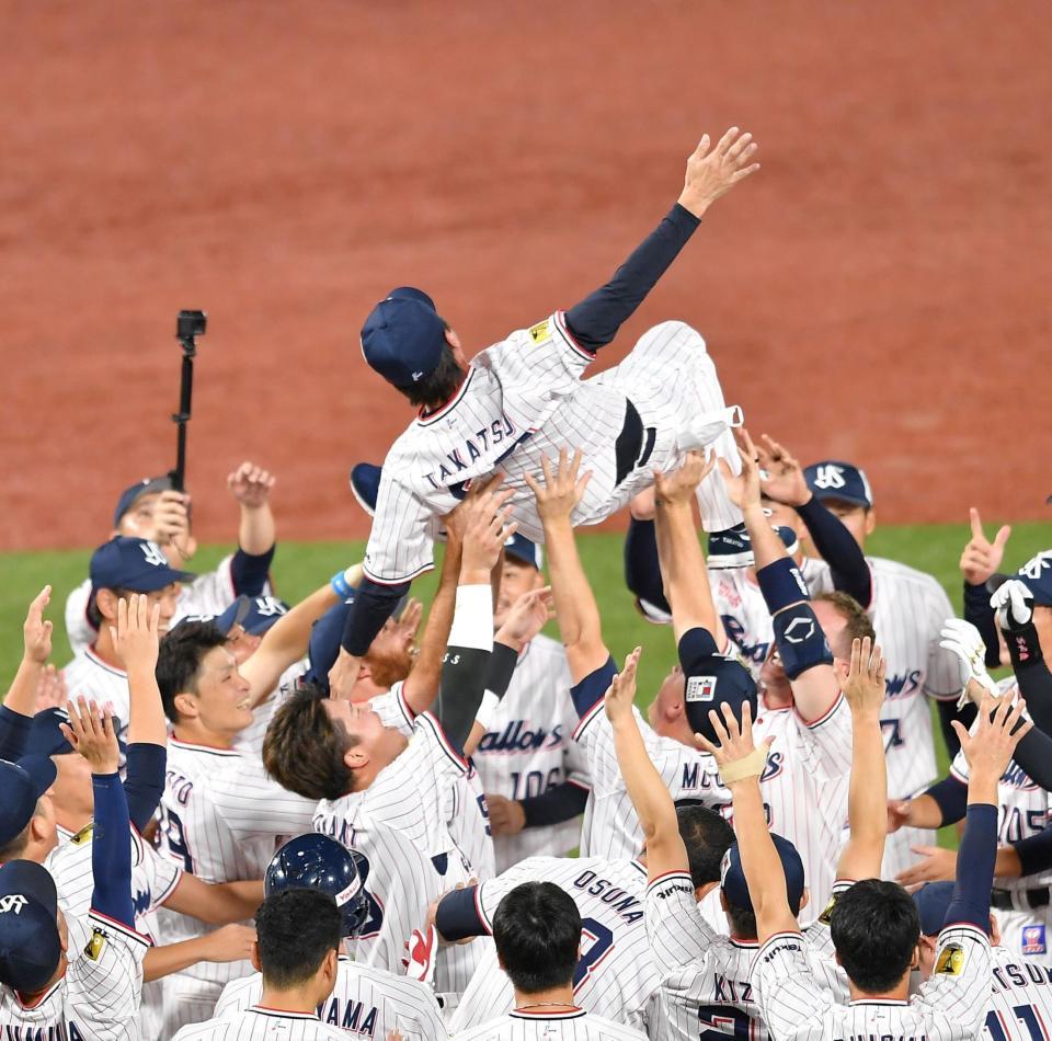 　高津監督を胴上げする村上（左下）＝撮影・伊藤笙子