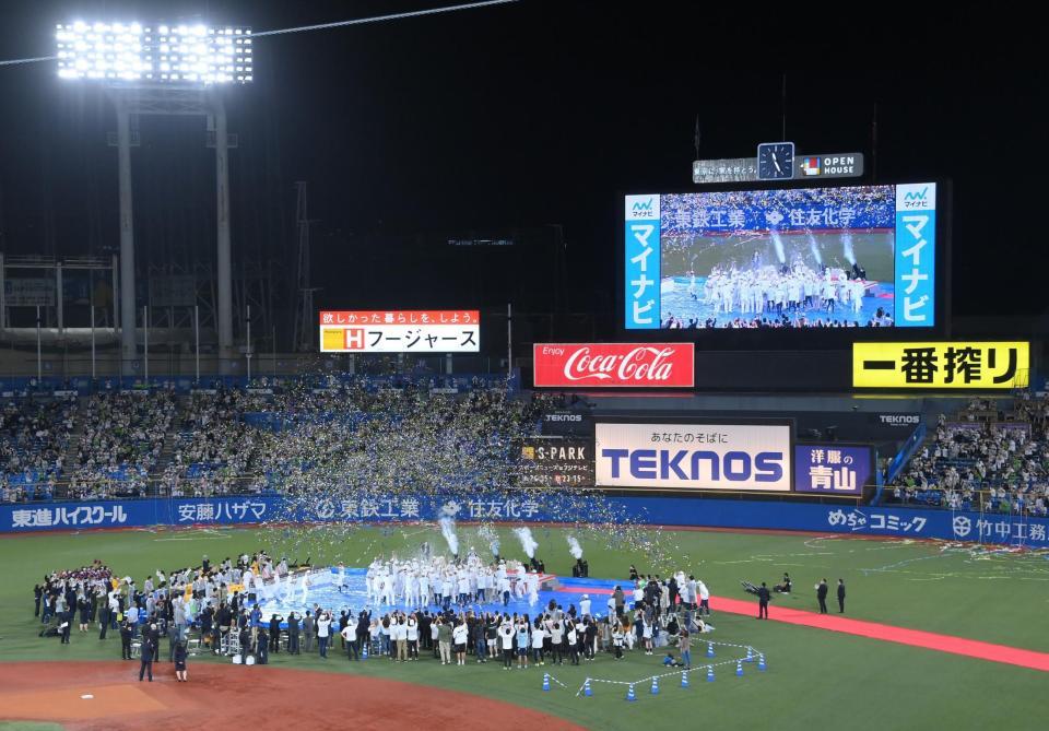 　神宮球場の外野で行われた優勝ビールかけ（撮影・堀内翔）