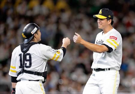 　ロッテに勝利し、甲斐（左）とタッチを交わす大関