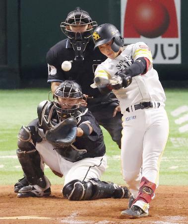 　８回ソフトバンク２死一、二塁、今宮が中前に勝ち越し打を放つ。捕手松川＝ペイペイドーム