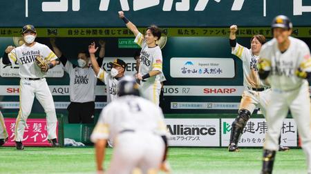 　８回、今宮が勝ち越し適時打を放ち、喜ぶソフトバンクナイン。手前は生還した柳田