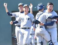 　決勝進出を決め、ナインと喜ぶ慶応・清原勝児（左から２人目）＝撮影・西岡正