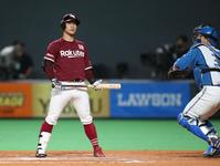 　７回、見逃し三振に倒れる茂木（捕手・宇佐見）＝撮影・中島達哉