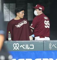 　７回、先発の早川（左）に声を掛ける石井監督（撮影・中島達哉）