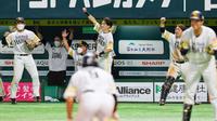 　８回、今宮が勝ち越し適時打を放ち、喜ぶソフトバンクナイン。手前は生還した柳田