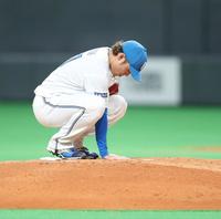 　９回、抑えとしてマウンドに上がり、マウンドに手を置く伊藤（撮影・中島達哉）