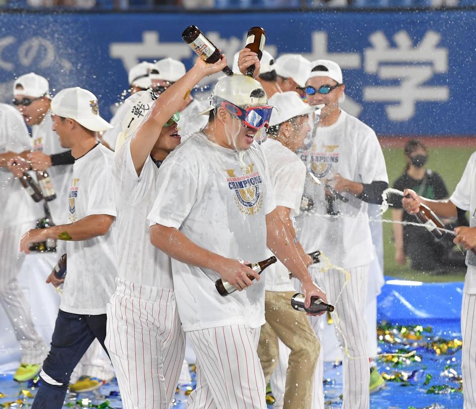 　祝勝会でビールを浴びる村上（撮影・伊藤笙子）
