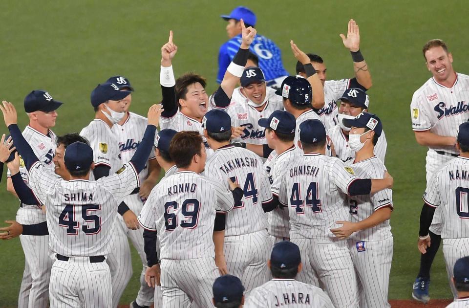 　セ・リーグ連覇を決め、大喜びする村上（中央）らヤクルトナイン（撮影・伊藤笙子）