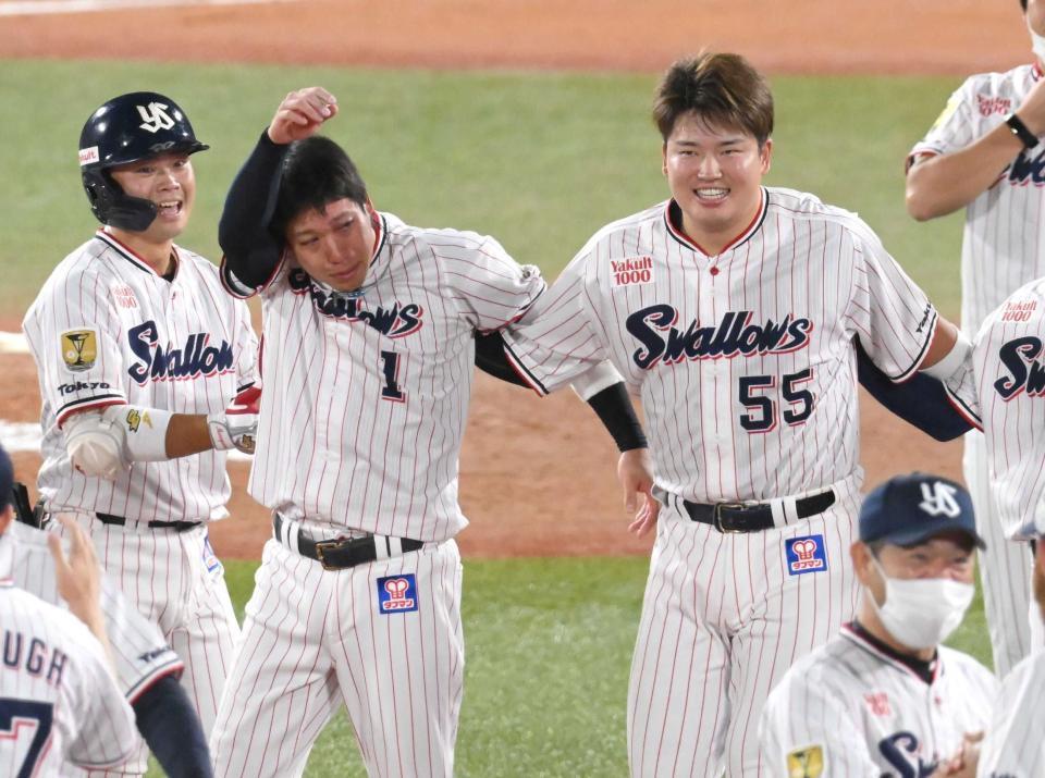 　劇的な連覇達成に感涙する山田（中央）