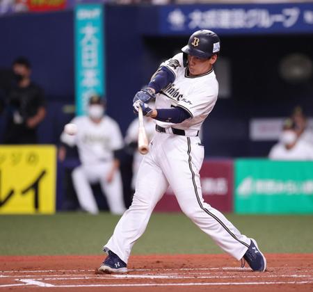 　２回、吉田正は左中間に二塁打を放つ（撮影・坂部計介）