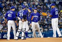 　４回、マウンドの勝野（左端）のもとに集まる中日ナイン