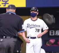 　３回表、宮城の降板を告げる中嶋監督（撮影・坂部計介）