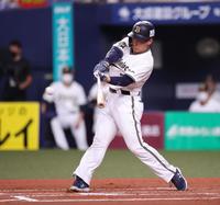 　２回、吉田正は左中間に二塁打を放つ（撮影・坂部計介）