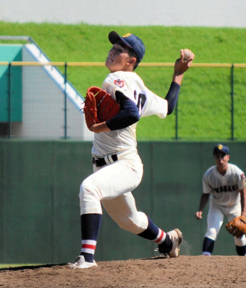 　２番手で登板し、４回１安打無失点と好投した浦和学院・田中