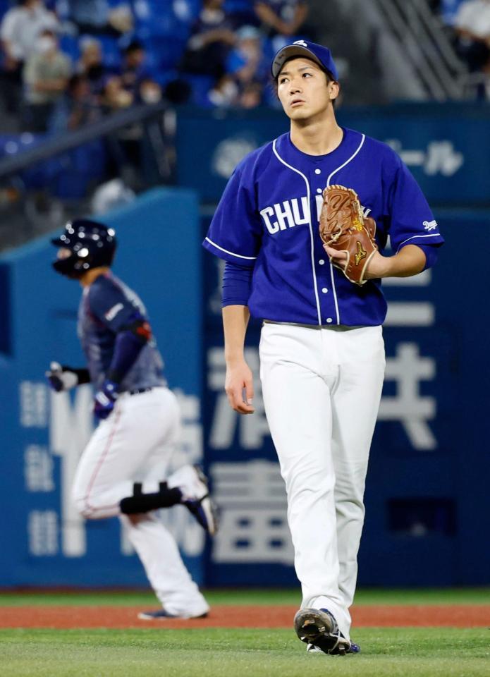 　４回、ＤｅＮＡのソト（奥）に２者連続本塁打を浴びた中日・勝野