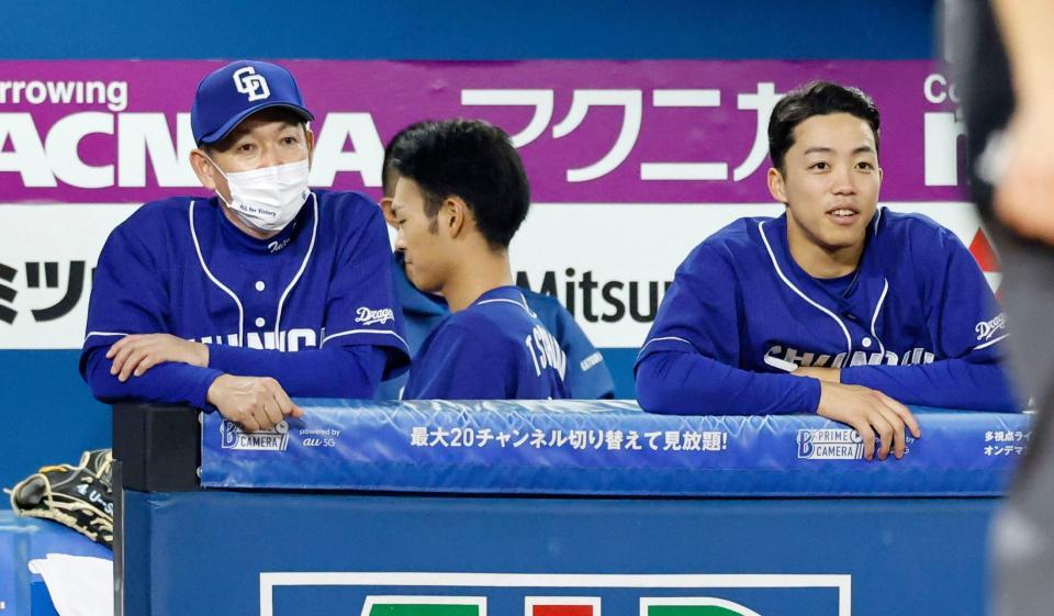 　８回の攻撃を見つめる立浪監督（左）