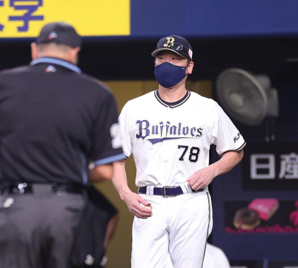 　３回表、宮城の降板を告げる中嶋監督（撮影・坂部計介）