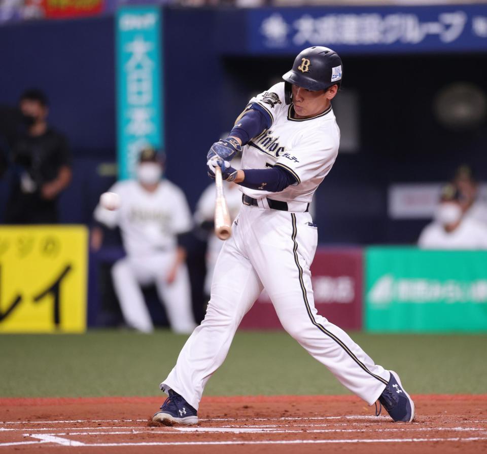 　２回、吉田正は左中間に二塁打を放つ（撮影・坂部計介）