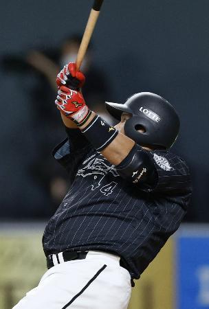 　４回ロッテ無死一、二塁、井上が右越えに適時二塁打を放つ＝札幌ドーム