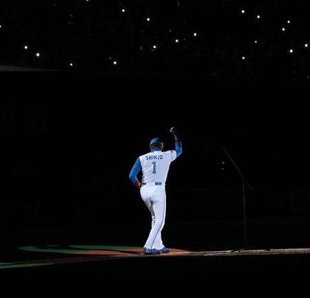 　本拠地最終戦セレモニーで「ＳＨＩＮＪＯ」のユニホームを着て、ポーズを決める新庄ビッグボス（撮影・中島達哉）