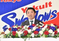 　笑顔で引退会見をする内川（撮影・西岡正）