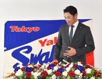 　引退会見に臨む内川（撮影・西岡正）