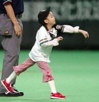 　２００４年の開幕戦で始球式を務めた佐藤光波さん