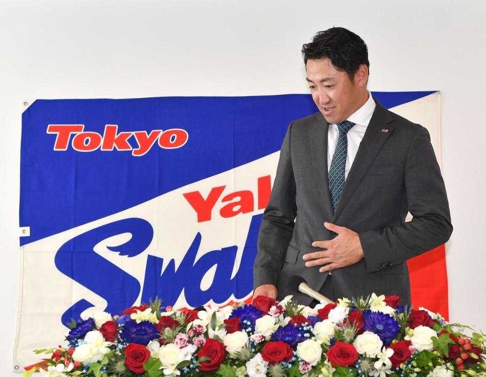 　引退会見に臨む内川（撮影・西岡正）