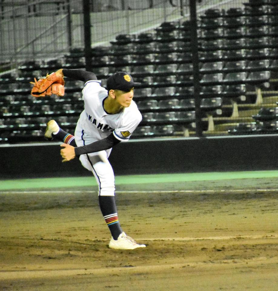 　力強く投げ込む高松商・大室