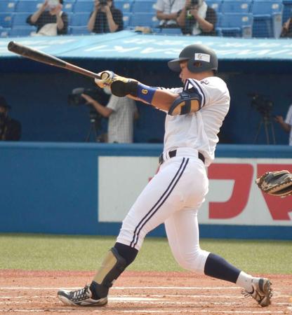 　１回、先制打を放つ中大・森下