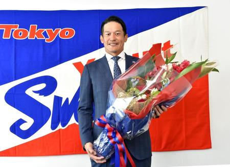 　花束を手に笑顔を見せる坂口（撮影・佐藤厚）