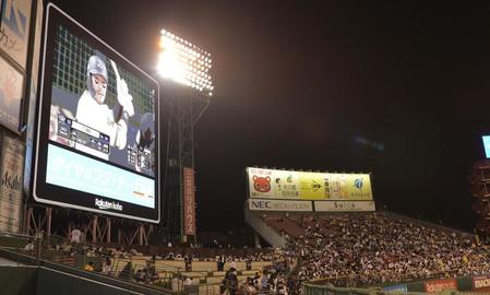 　試合終了後、オリックス対ロッテ戦の中継を放映するビジョン（撮影・伊藤笙子）