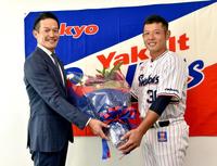 　西田（右）から花束を渡され、笑顔を見せる坂口（撮影・佐藤厚）