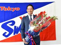 　花束を手に笑顔を見せる坂口（撮影・佐藤厚）