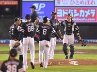 　楽天を破り、優勝マジックを１としたソフトバンクナイン（撮影・伊藤笙子）